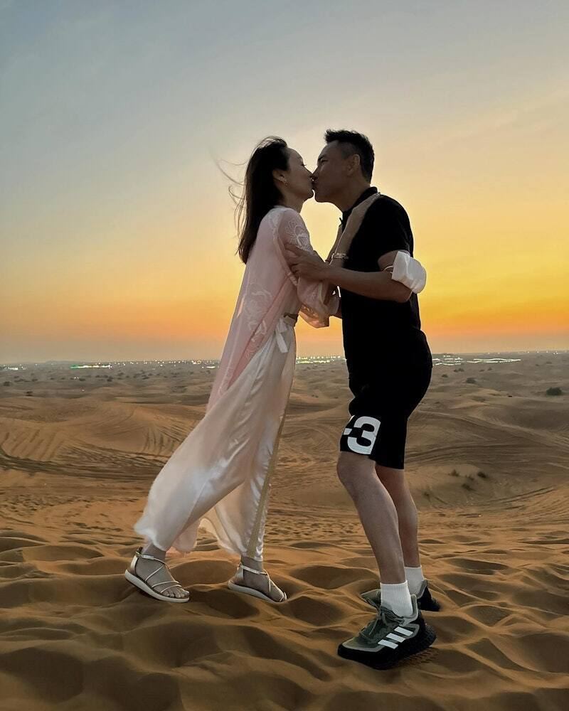 郭可盈夫妇吃饭拍恩爱合影庆结婚21周年 林文龙搂妻女拍全家福