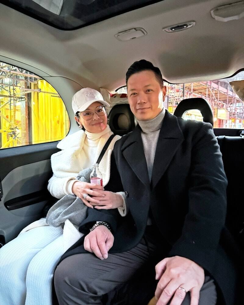 港媒曝胡杏儿老公夜店庆生玩疯了 李乘德半醉兴奋连抱几位美女