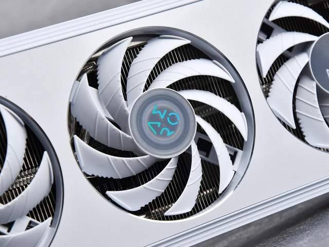 低成本纯白装机方案必选！技嘉GeForceRTX 5060 AERO OC 8GB 雪鹰首测