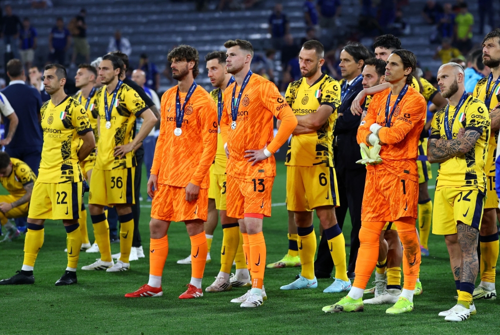 ‘I’m the only idiot here’: Just one loyal fan greets Inter at Milan’s Malpensa Airport after PSG horror show