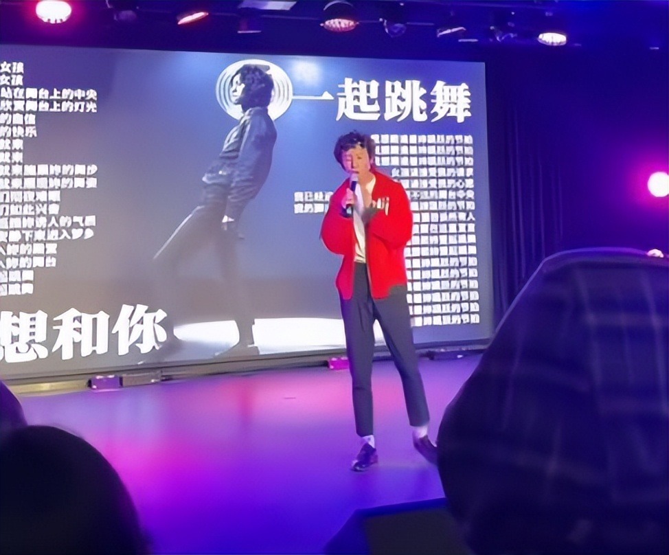 庞麦郎演唱会，吴克群送花篮鼓励他：请继续绽放，继续摩擦