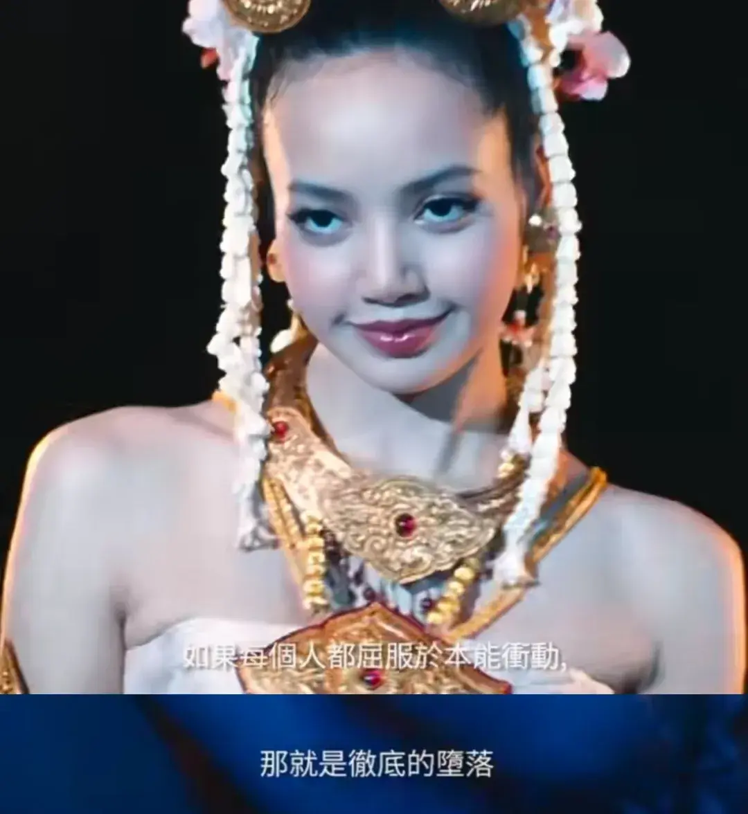 Lisa参演美剧最新造型曝光，没了刘海泰味十足，还被安排扮演舞娘