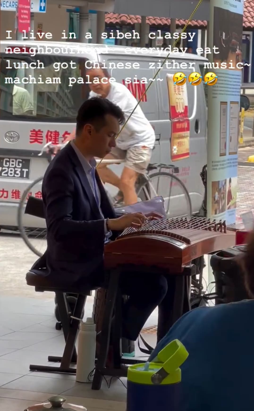 Suit-Wearing Guzheng Player Who Busks At Hawker Centres Says He Doesn’t Feel The Heat When He Performs