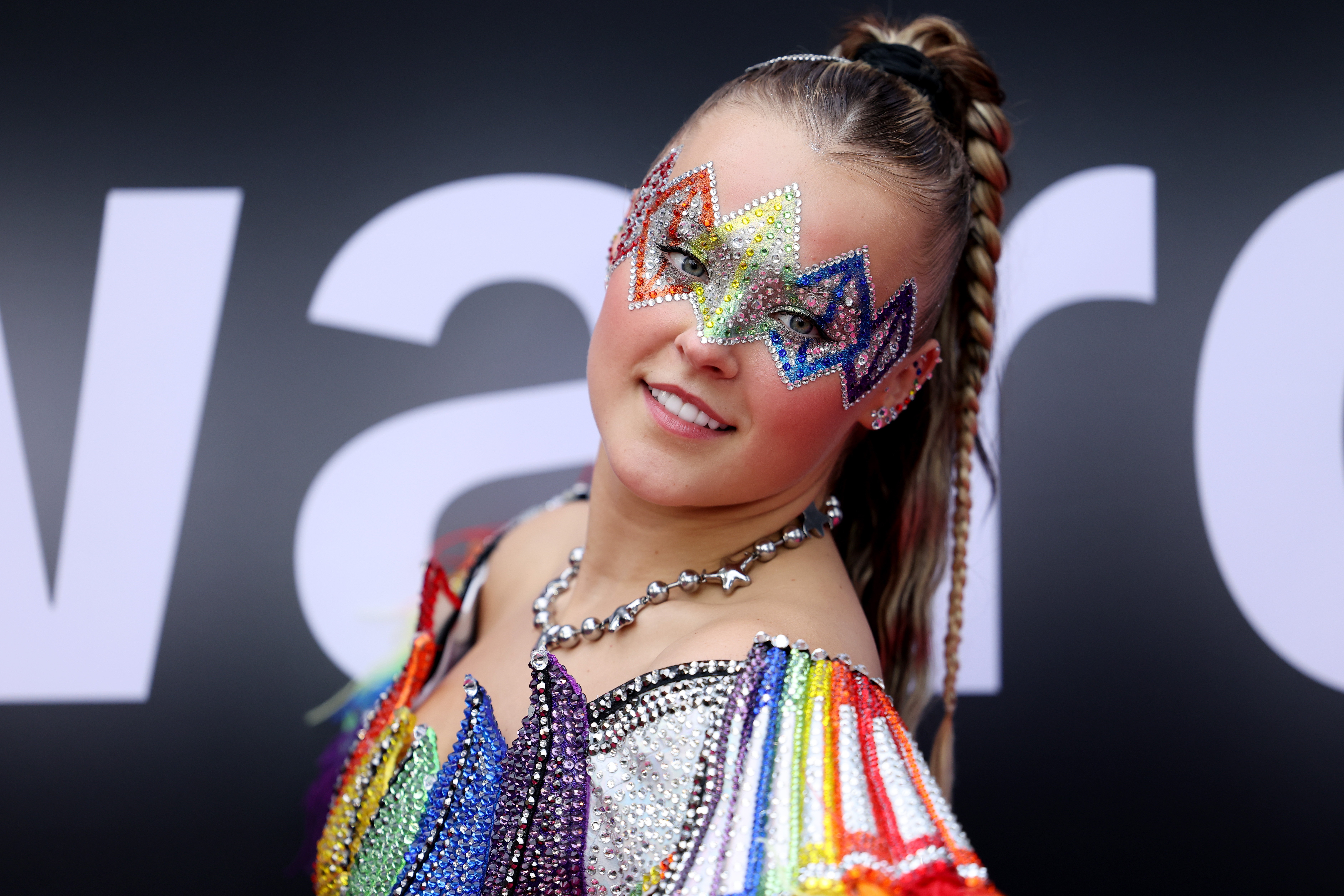 JoJo Siwa Defended Her Mom After It Was Revealed That She Started Bleaching JoJo's Hair When She Was Just 2 Years Old