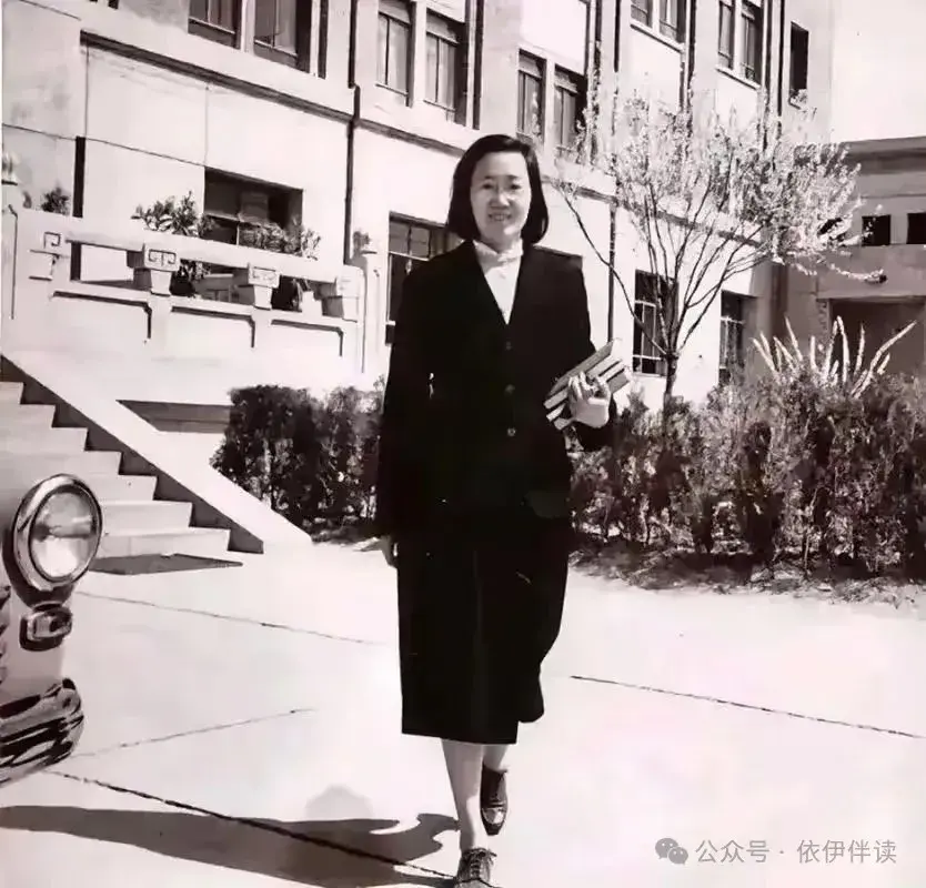 北大教授张文裕回到家，却发现妻子一个招呼没打，从此音讯全无 17年后，一个满头白发的老太太敲门，张教授愣了：您找谁？