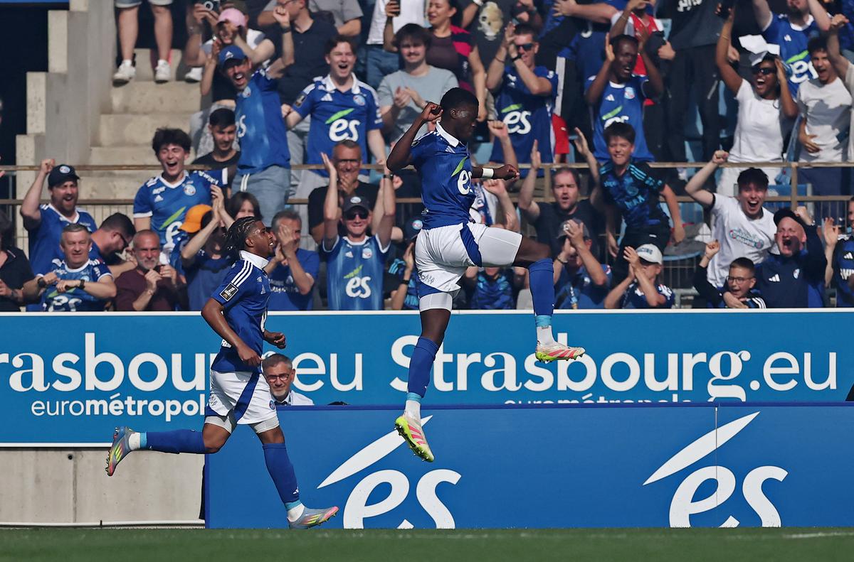 Chelsea sign defender Sarr from Strasbourg
