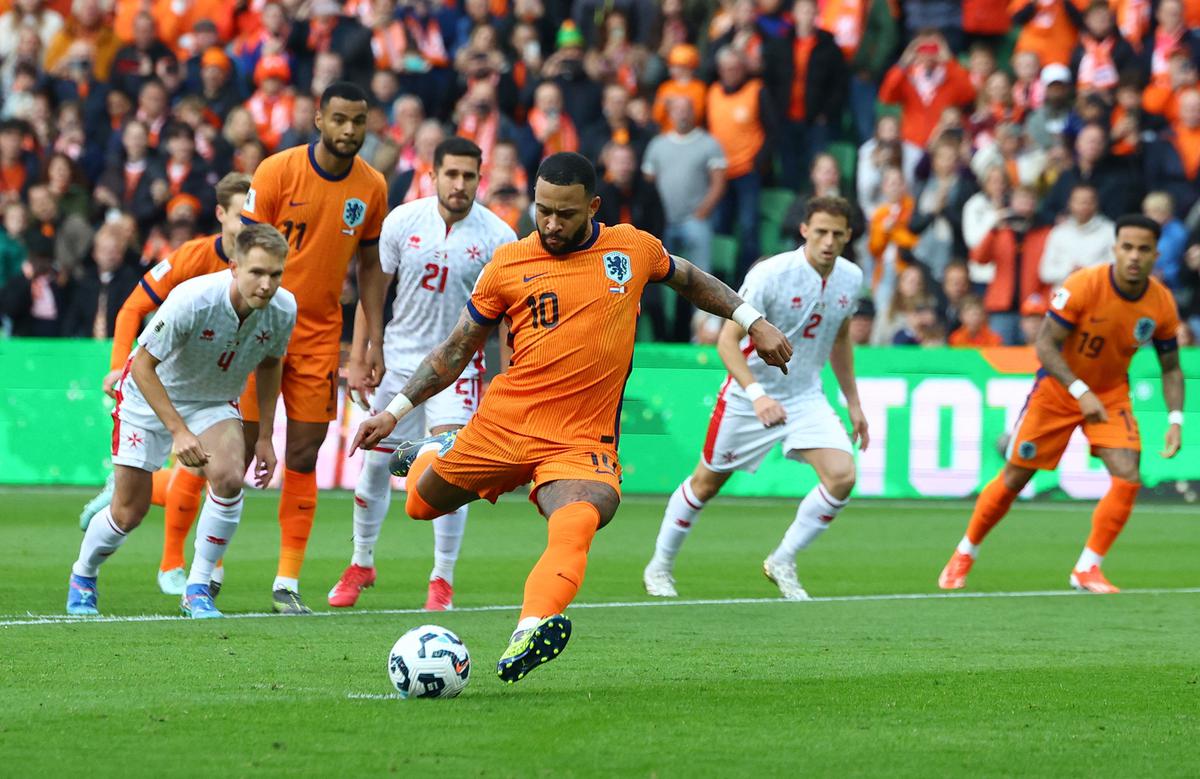 Koeman keeps Depay hungry for goals after equalling Van Persie's record