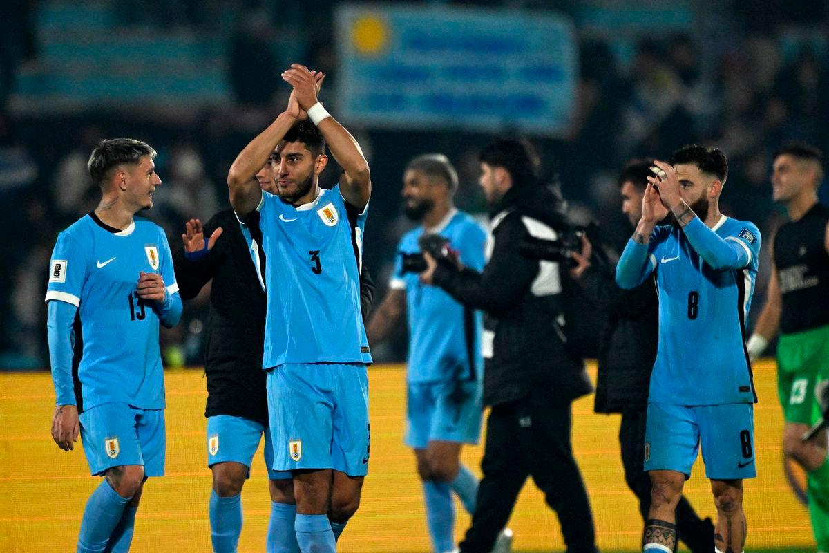 Uruguay on brink of World Cup berth, Chile out