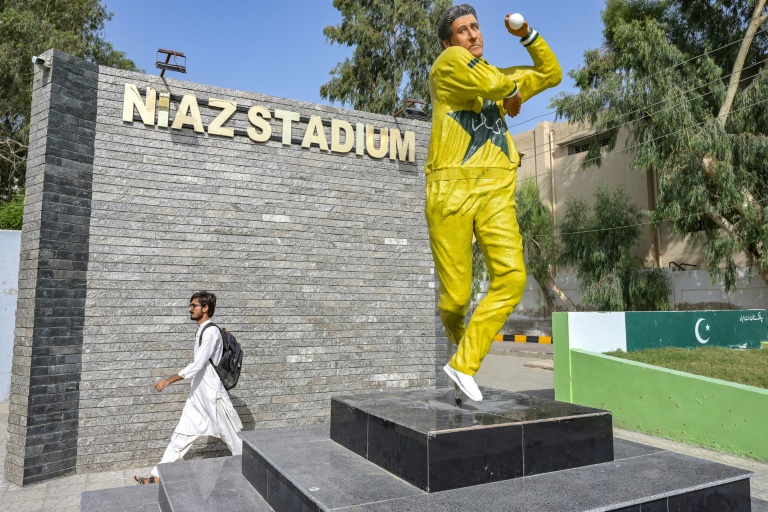Pakistan's Akram praises his statue amid social media flak