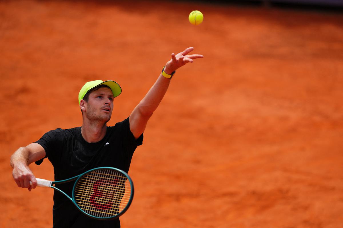 Khachanov, Hurkacz advance in Den Bosch, Samsonova stunned by qualifier