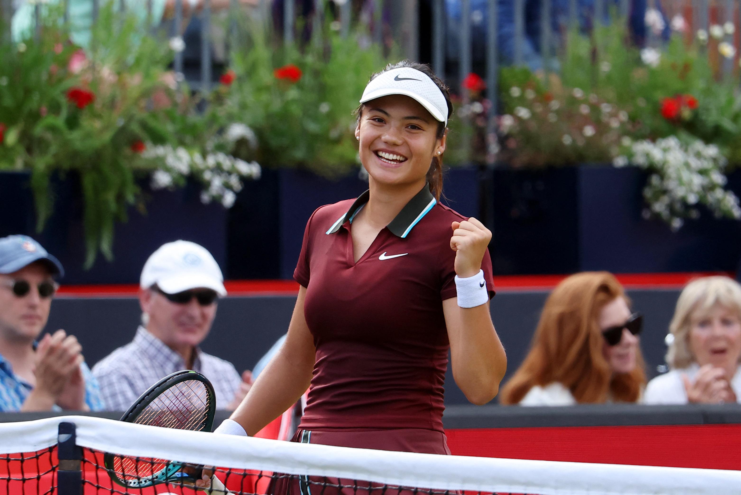 Emma Raducanu powers into Queen’s Club quarters as last Briton standing