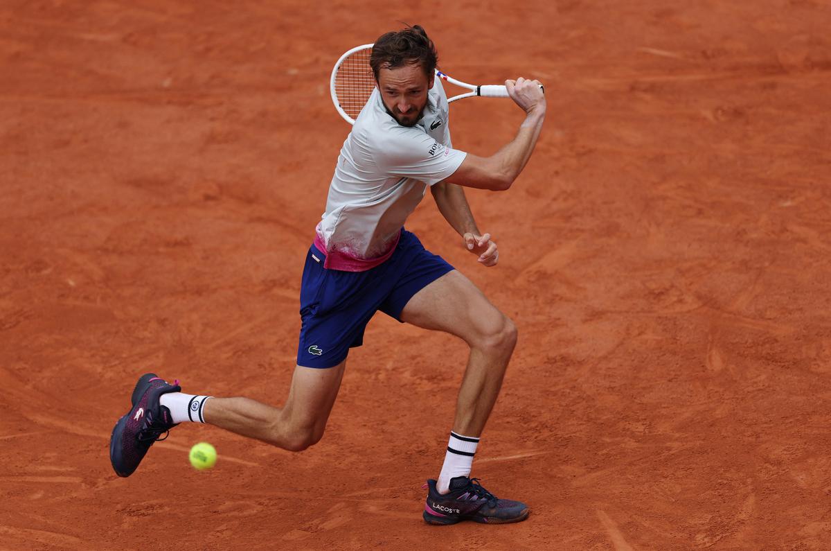 Medvedev overcomes Mannarino in Den Bosch, Mertens and Andreescu advance
