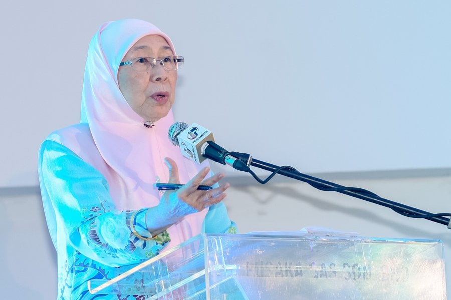Dr Wan Azizah conferred Eminent Educator Award from College of Physicians Malaysia