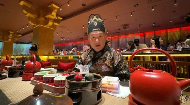 台湾网红馆长游杭州 男举五星旗大喊“台独狗”