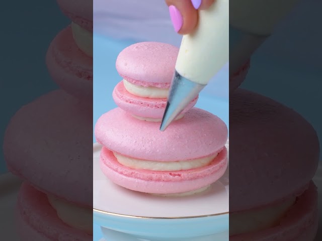 This macaron cake is fit for a queen 👑🍰