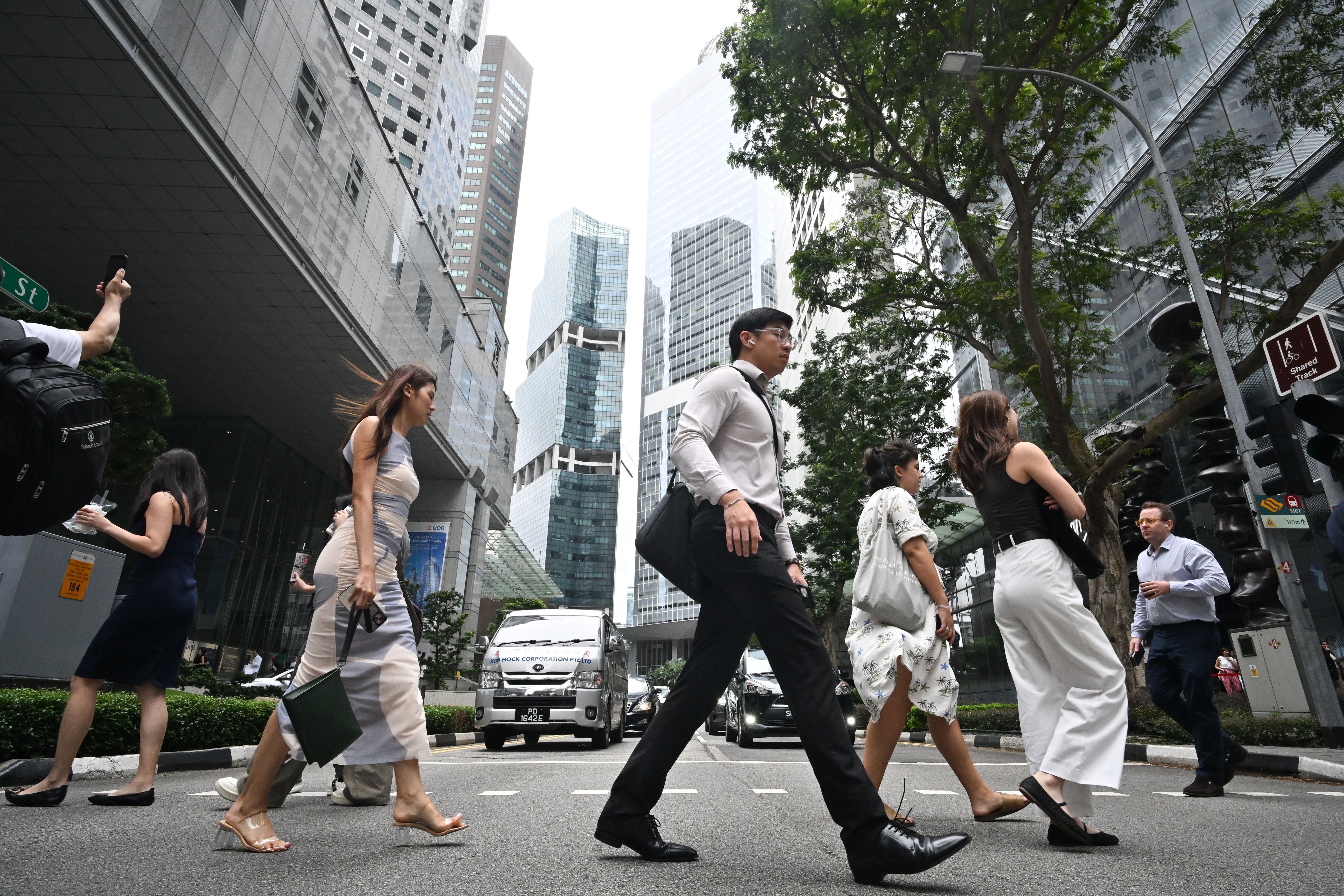 Civil servants to get 0.4-month mid-year bonus