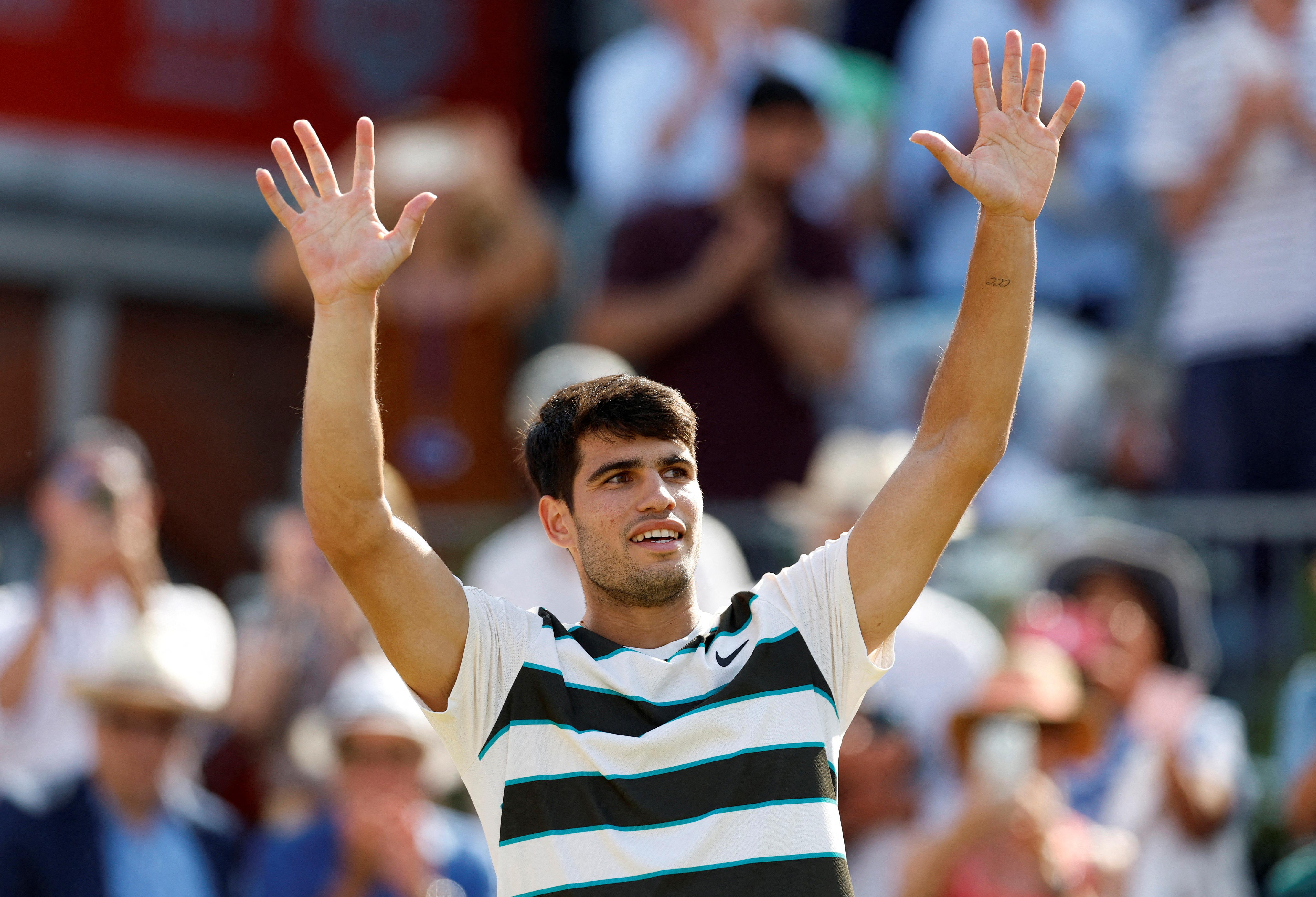 Carlos Alcaraz battles past lucky loser Adam Walton to advance at Queen’s Club