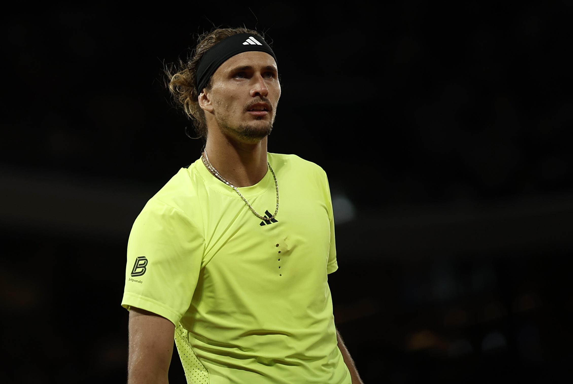 Alexander Zverev eases into Halle second round after coming to aid of injured spectator