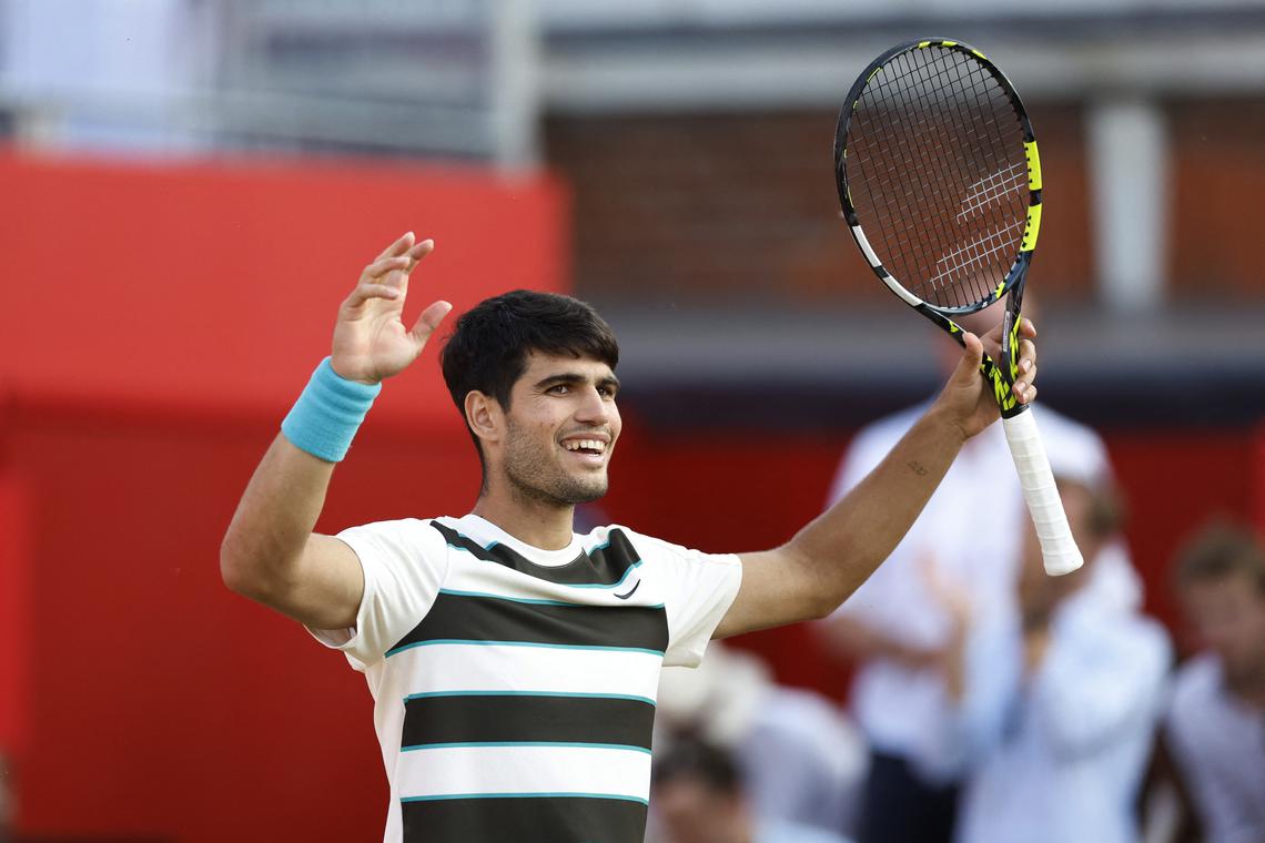 Alcaraz overcomes Munar marathon to reach Queen's quarters