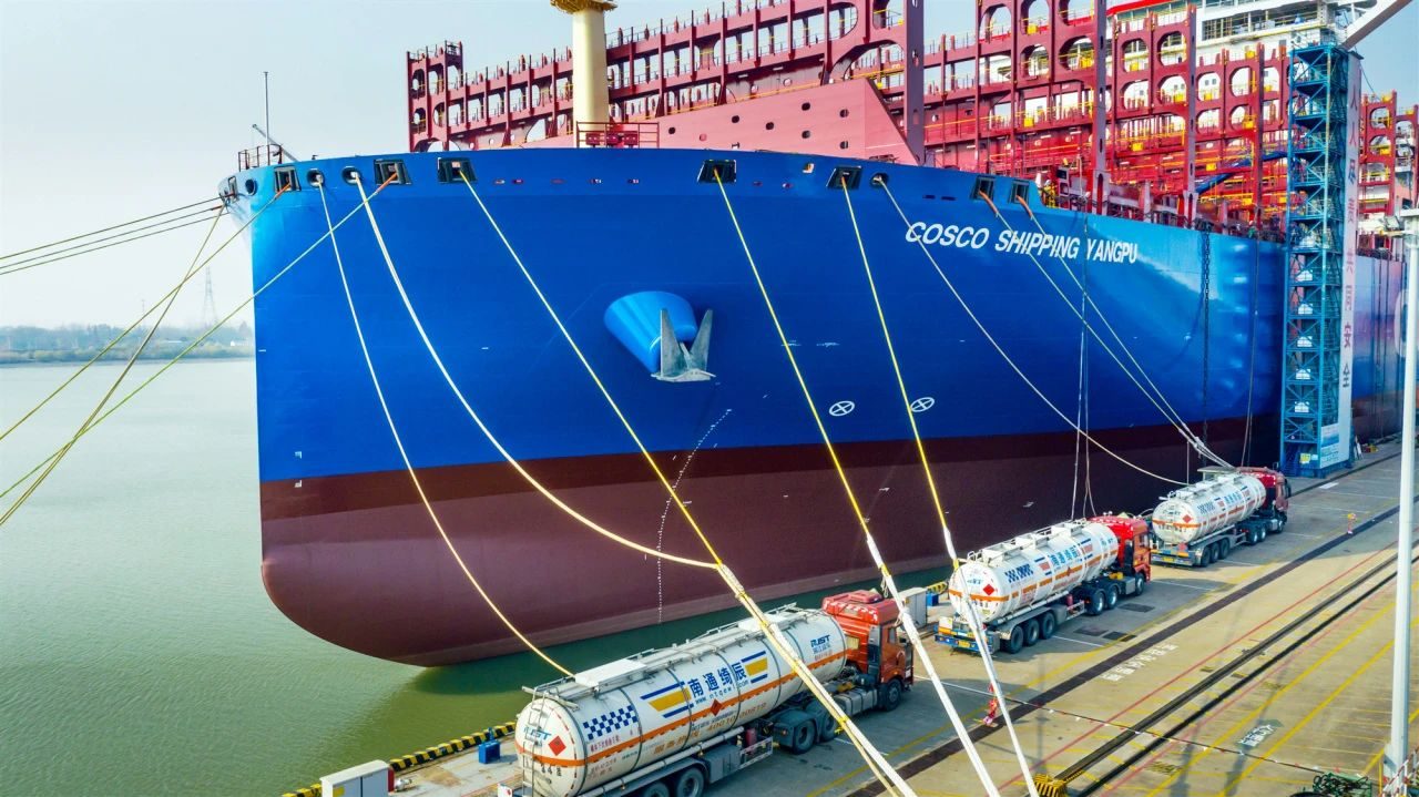 国内首制 16000TEU 甲醇双燃料集装箱船成功交付