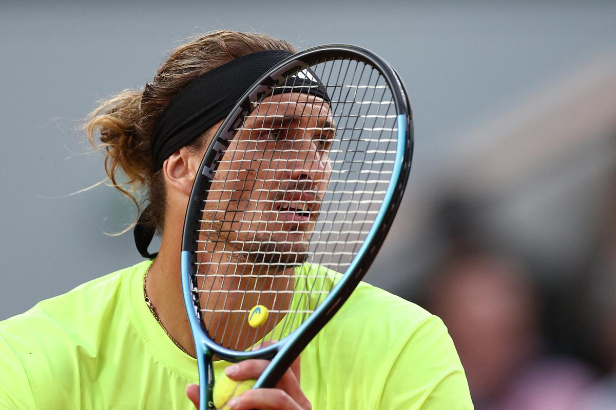 Zverev overcomes stomach bug to set up Halle semi-final with Medvedev