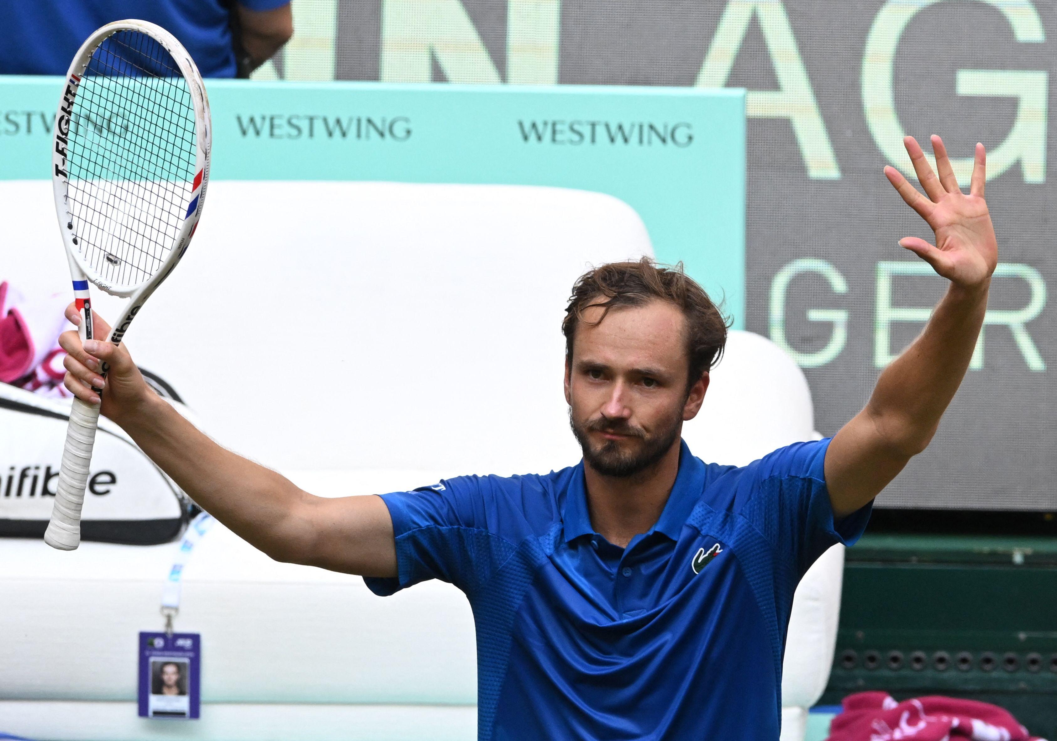Daniil Medvedev outlasts Alexander Zverev to reach Halle final