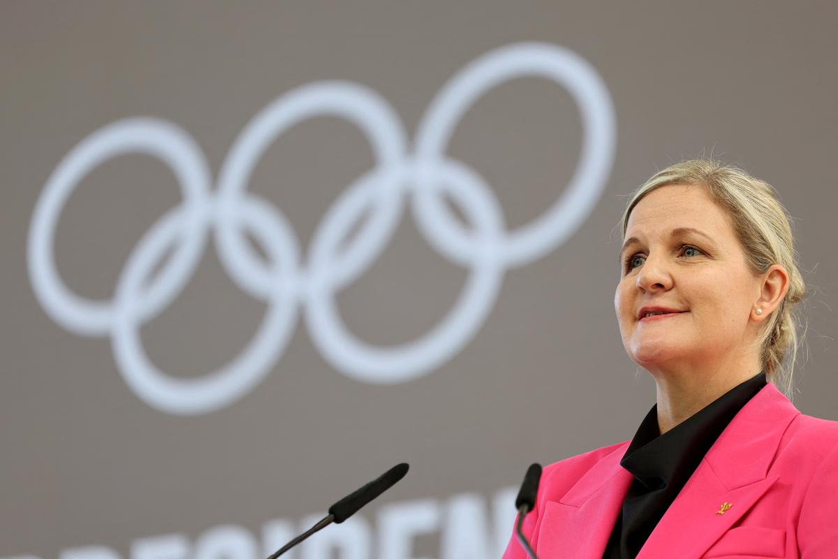 Coventry receives golden key as new IOC President