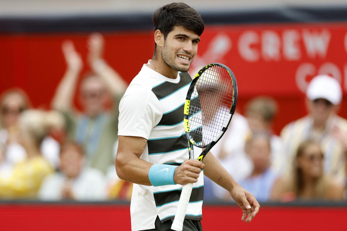 Alcaraz beats Lehecka in Queen's final to send Wimbledon statement