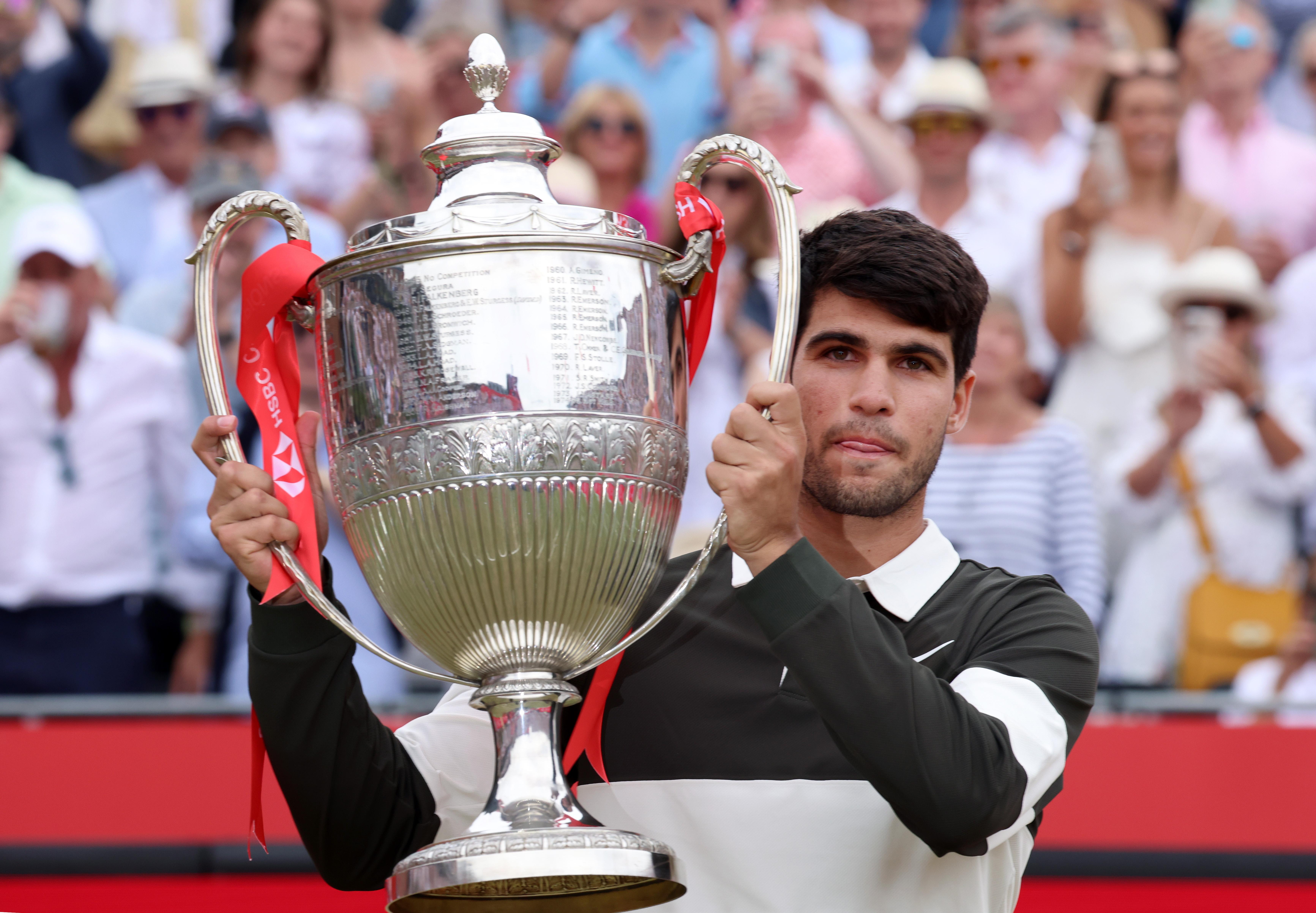 Carlos Alcaraz beats Jiri Lehecka in Queen’s final to send Wimbledon statement