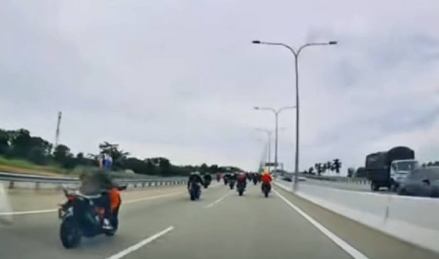 Reckless motorbike stunt on second Penang bridge sparks police probe