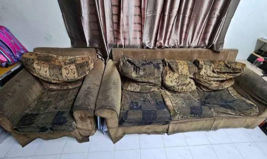 Man Tries To Sell “Classic” Used Sofa For S$87 — “Was Murder Committed On It?” Netizen Asks
