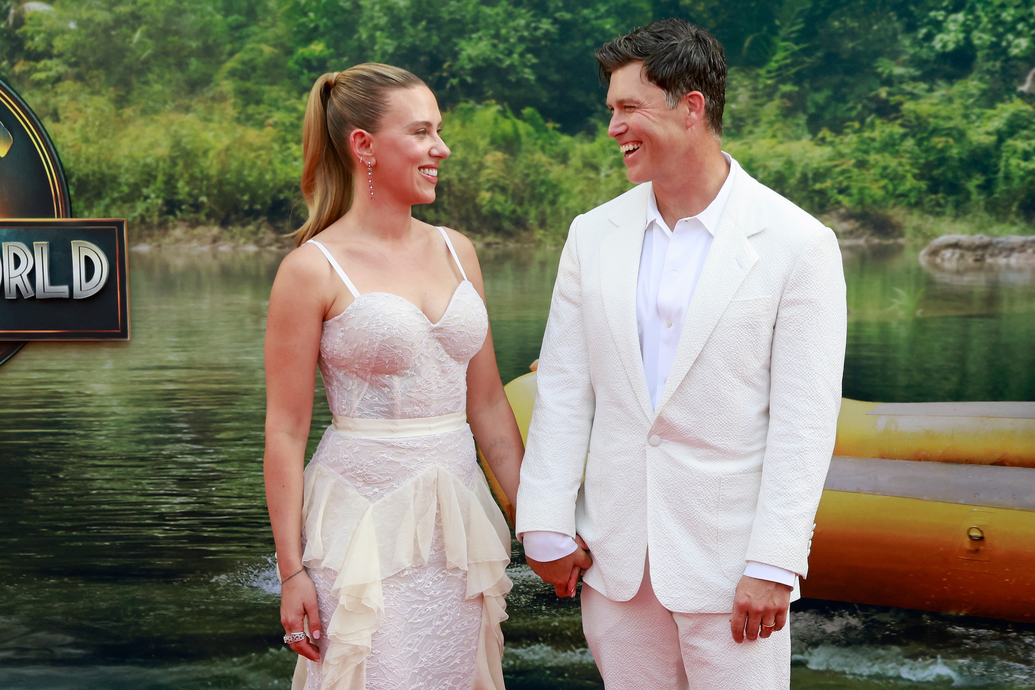 After Photos Of Scarlett Johansson And Jonathan Bailey Kissing On The Red Carpet Went Viral, Jonathan Addressed The Moments