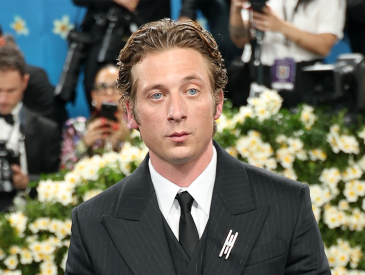 Does Jeremy Allen White Have a Girlfriend? Take a Look at His Dating History