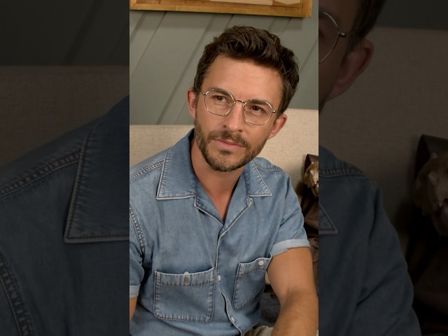 #JonathanBailey introduces Jimmy to his little friend, Dolores the dinosaur. 🦖 #JurassicWorld