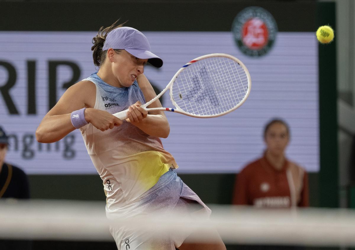 Swiatek weathers rain break with puzzles to reach semis, top seed Pegula also advances