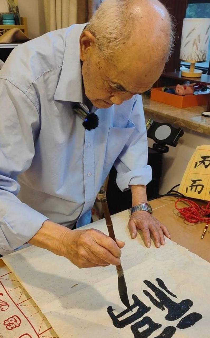 102-Yr-Old Man & 85-Yr-Old Woman Fall In Love At Old Folks Home; Receive Blessings From Each Other's Kids