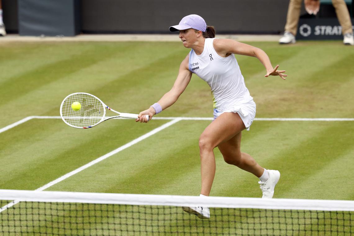 Swiatek cruises past second-seed Paolini to reach first grass final