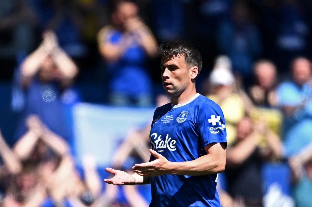 Everton captain Coleman signs one-year contact extension