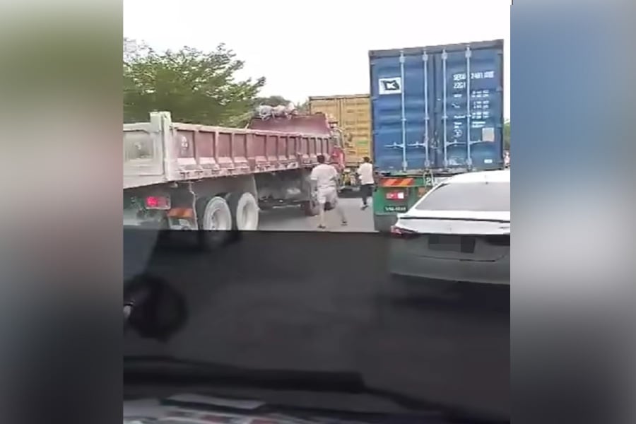 Road rage at toll: Pickup truck cuts lane and flees, truck driver injured