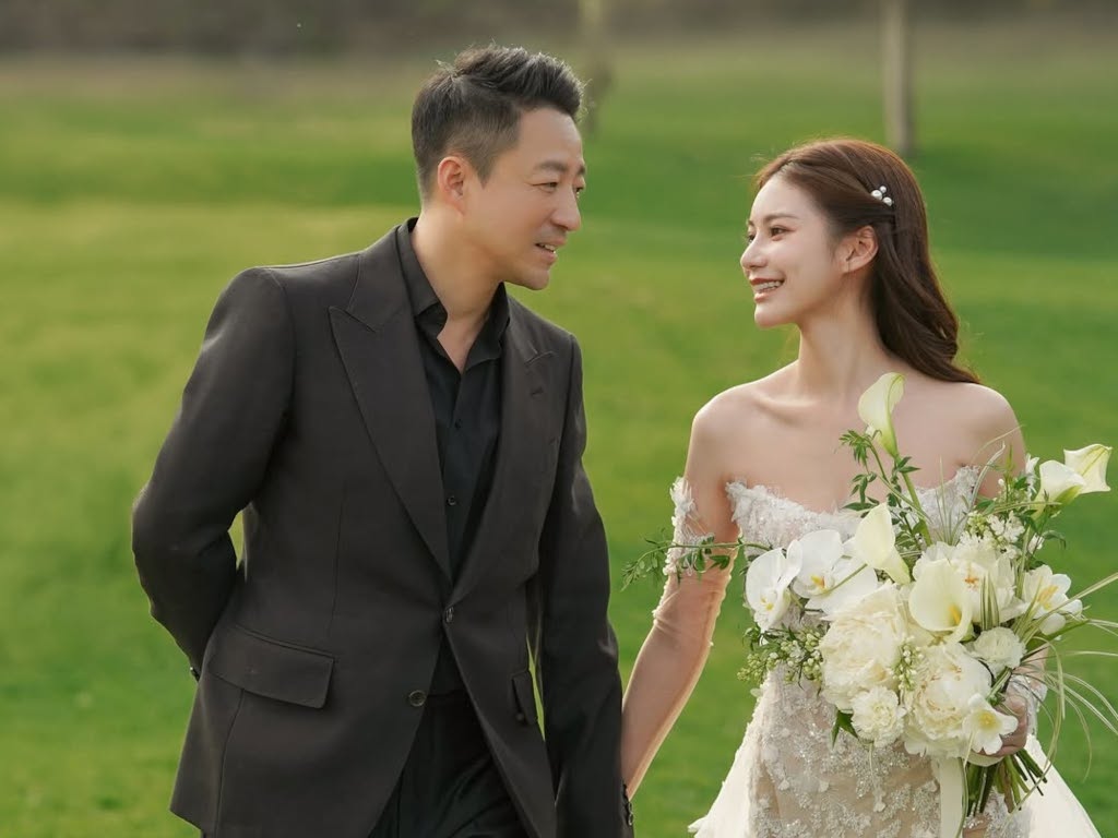 Mandy shares more wedding photos on Wang Xiaofei's birthday
