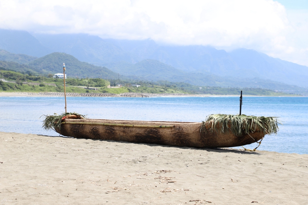 Paddling 30,000 years into the past: Scientists replicate prehistoric seafaring with a primitive canoe