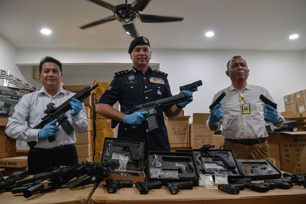 Three arrested, hundreds of fake firearms seized in Segambut, including Walther P99s, M4 Carbines, Colt AR-15s