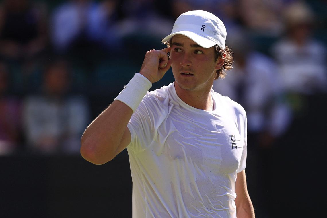 Fonseca enjoys Wimbledon debut with win over Briton Fearnley