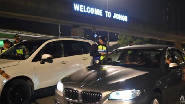 15分钟内约15辆车被拦下 马国执法人员凌晨开始检查车辆是否已注册VEP