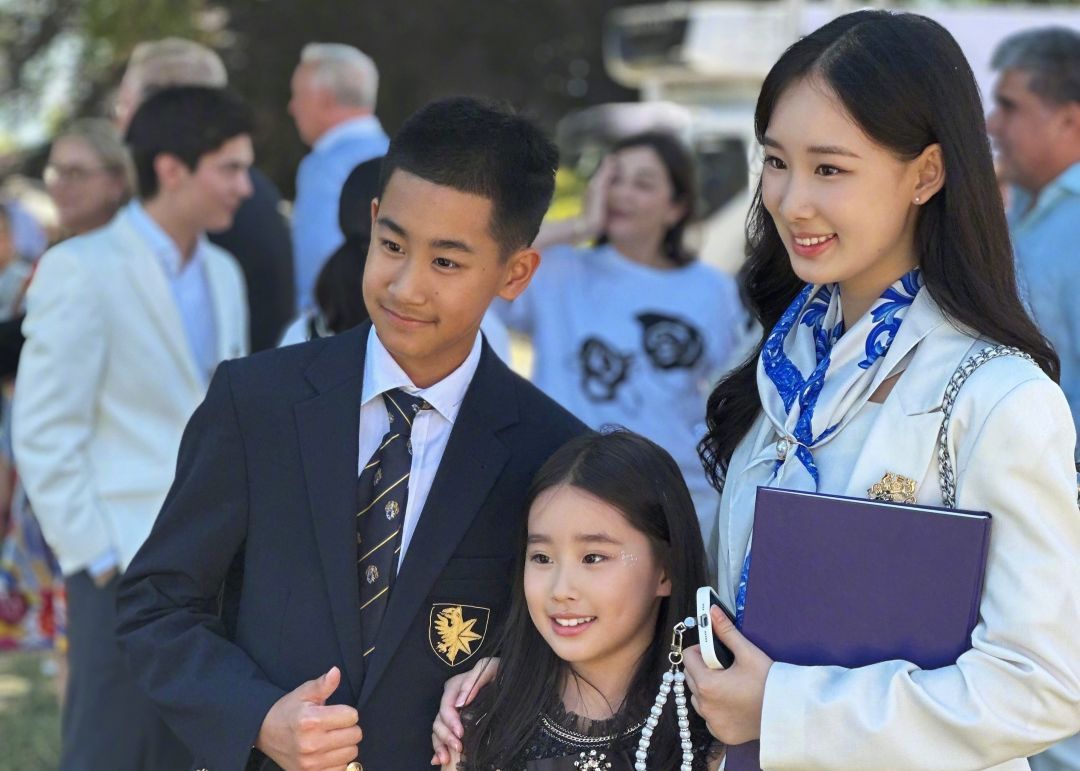 Chinese martial arts star Vincent Zhao shares rare family photos, 17YO daughter stuns netizens with good looks