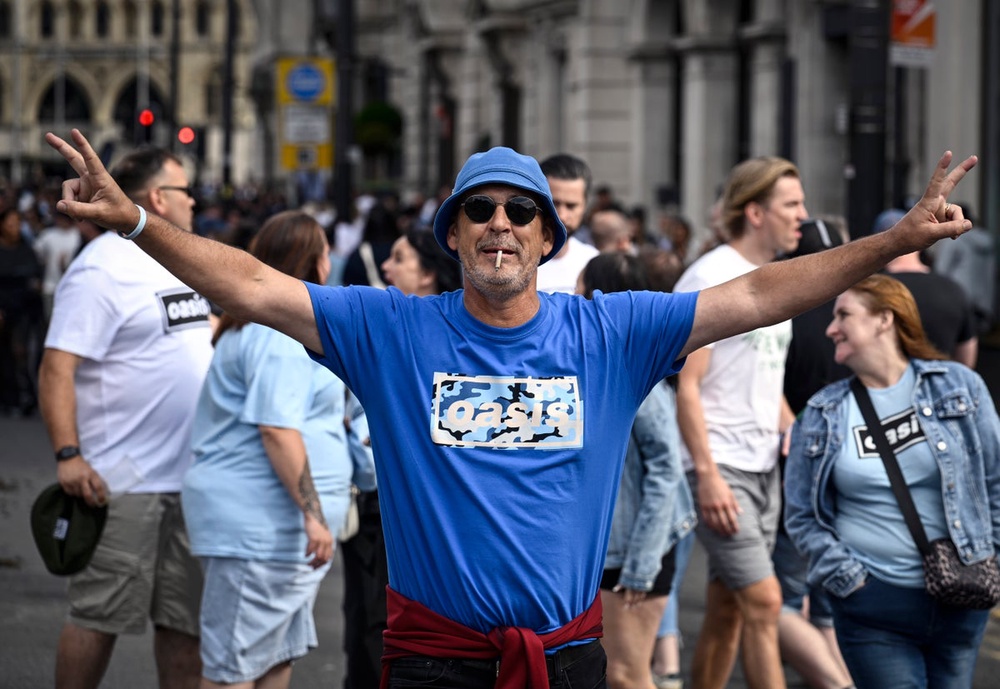 Oasis fans praised for ‘amazing’ behaviour on jubilant first night of reunion tour