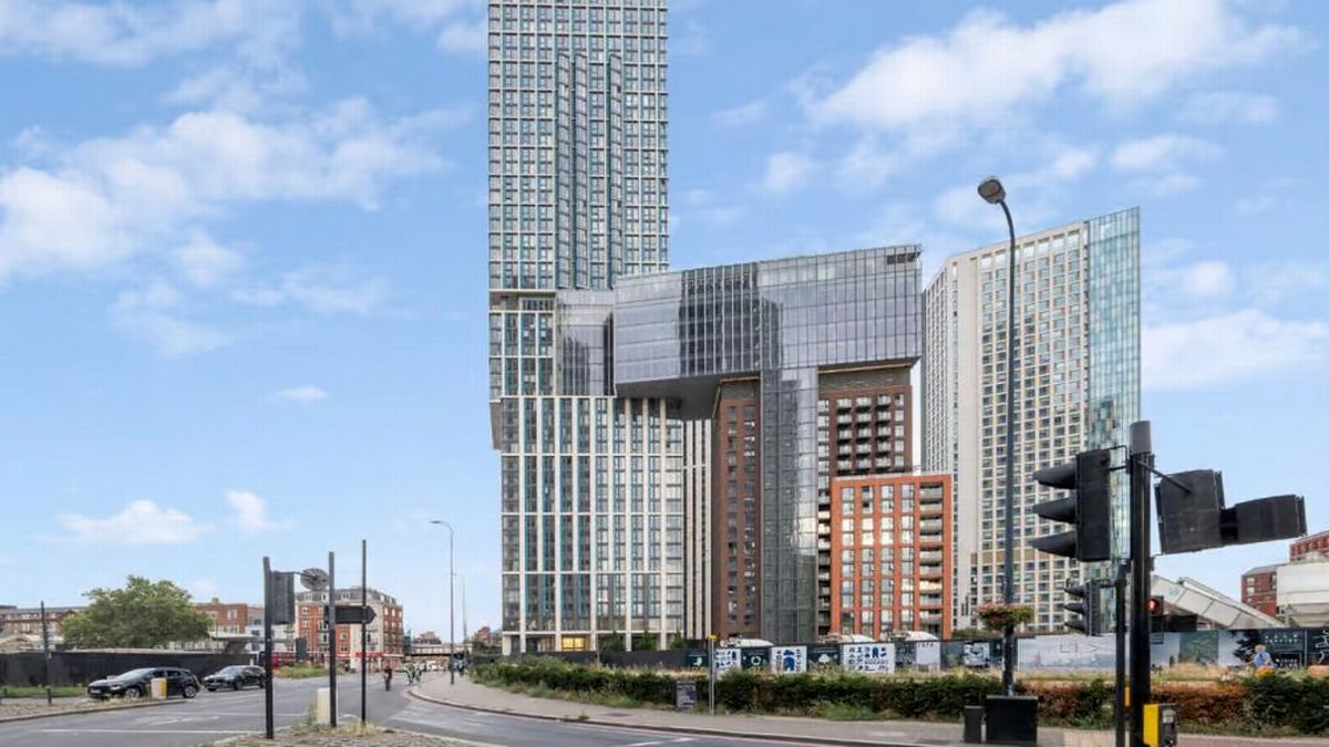 Vauxhall 'murder' as man, 32, stabbed and London skyscraper 'on lockdown'
