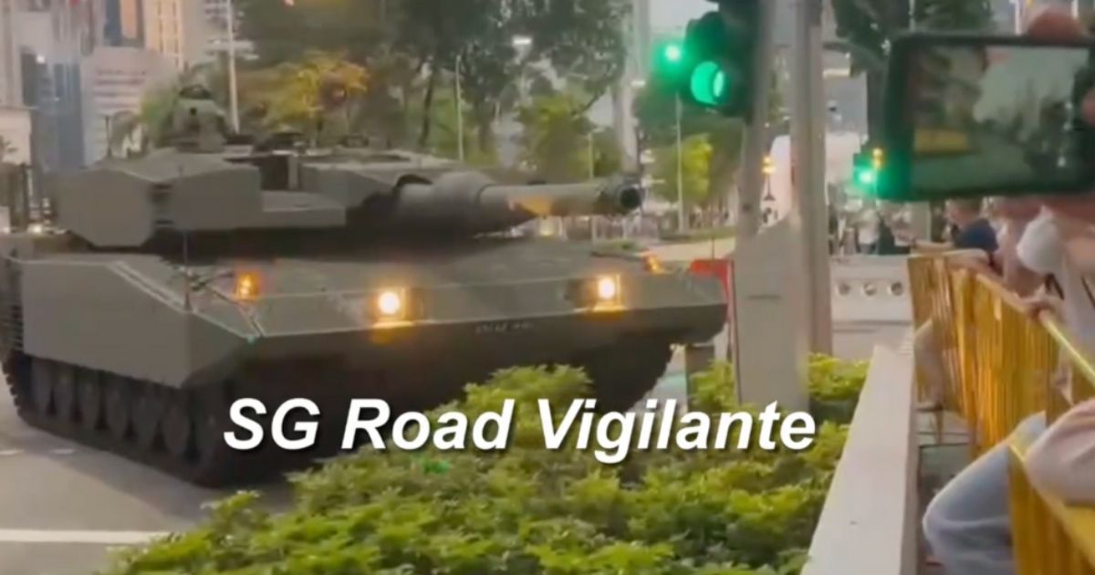 SAF Tank Hits Traffic Light Along North Bridge Road During NDP Rehearsal