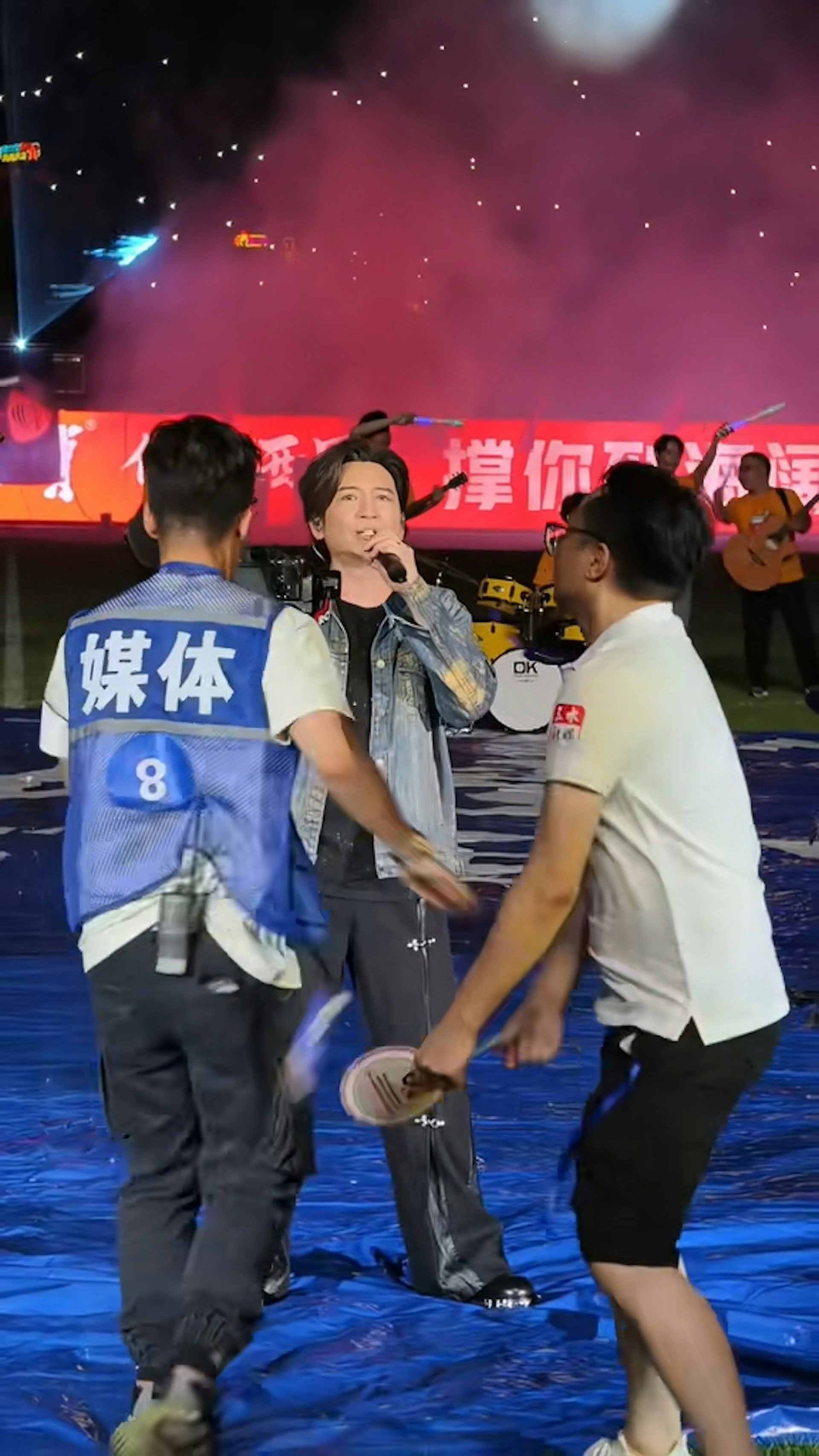 叶世荣佛山献唱遇摄影冲突 临危不乱展现专业风范（附视频）