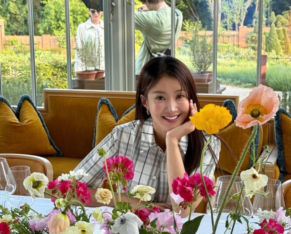 Freshly divorced, actress Lee Si-young announces surprise pregnancy via IVF, to raise child as single mother